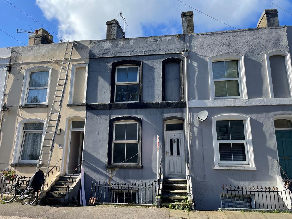 Lot: 77 - FOUR-BEDROOM MID-TERRACE HOUSE WITH GARDEN - Mid terrace house with grey render